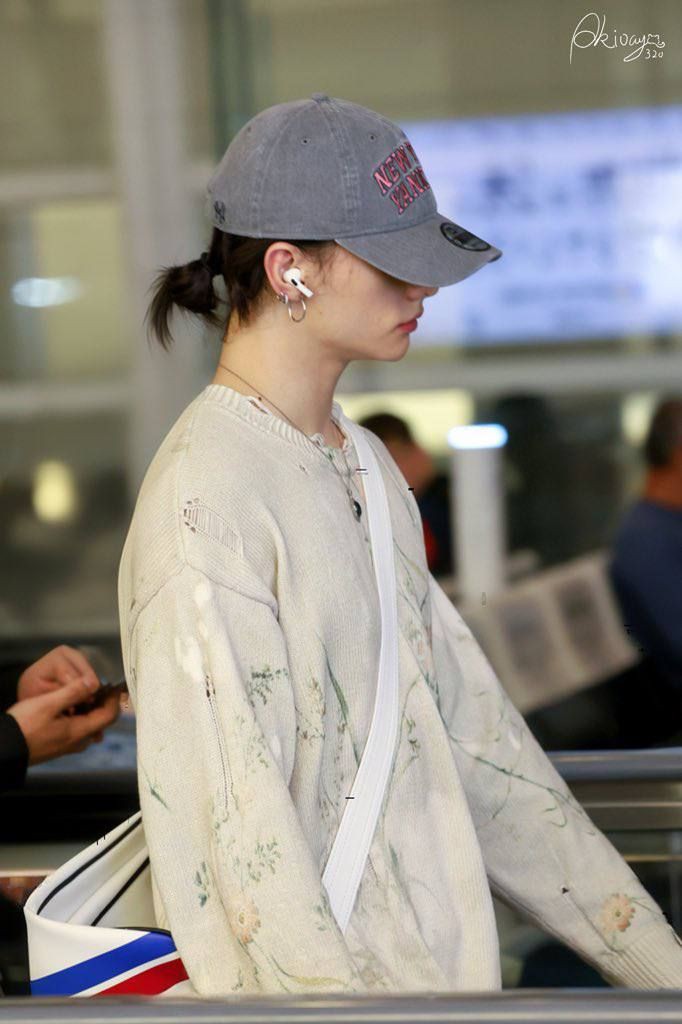 hyvnrina's tweet image. this hyunjin:                                   this karina: