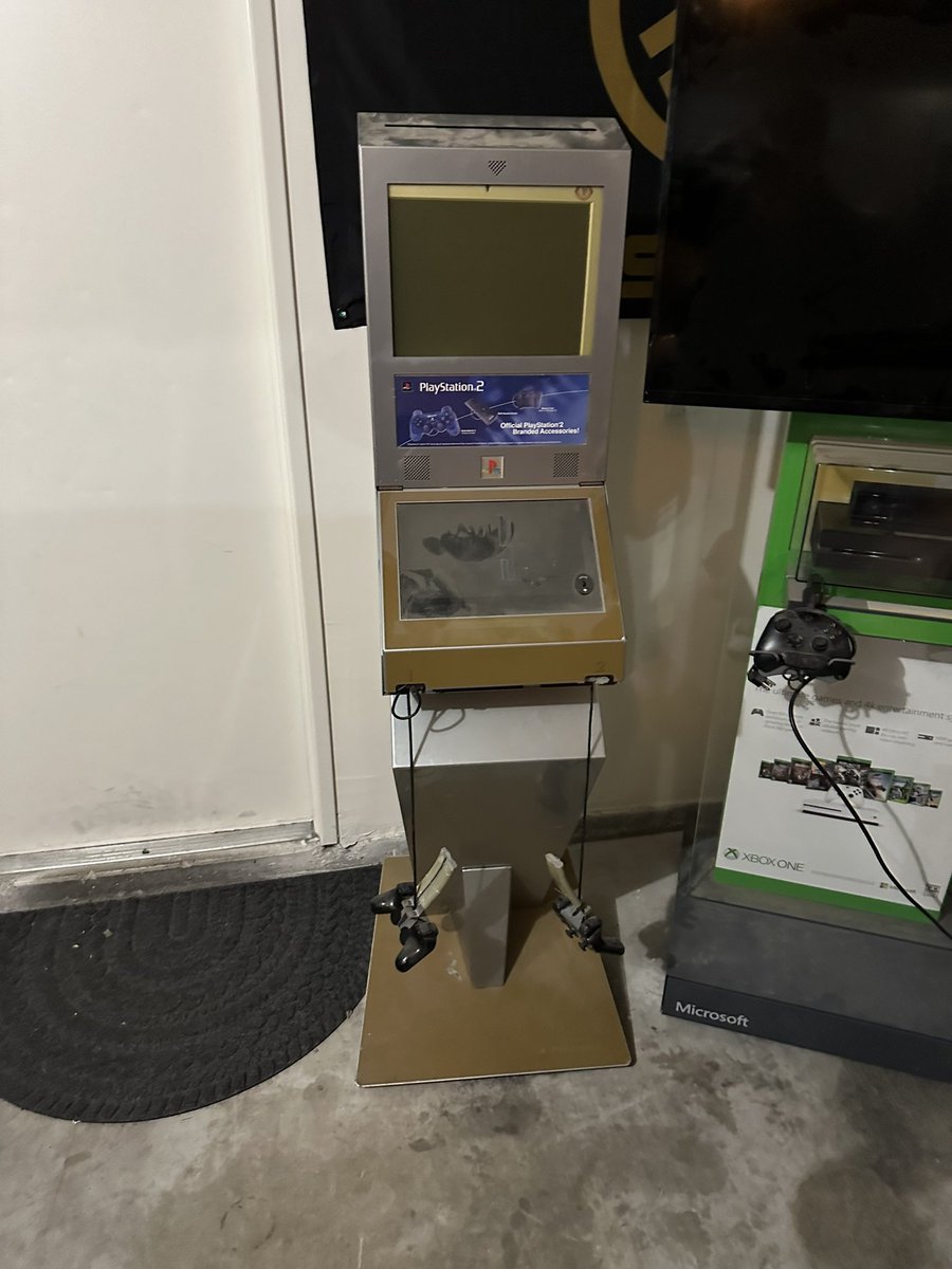 PineappleRetro1's tweet photo. Might have had the craziest pickup of my life, was originally only going to pickup an Xbox One Kiosk. The guy ended up throwing a PS2 kiosk as well for FREE 😱. The PS2 one needs all of work but I’m thrilled. #videogamekiosk #collector #gamecollecting #videogamepromo https://t.co/phQ8KI3e6u