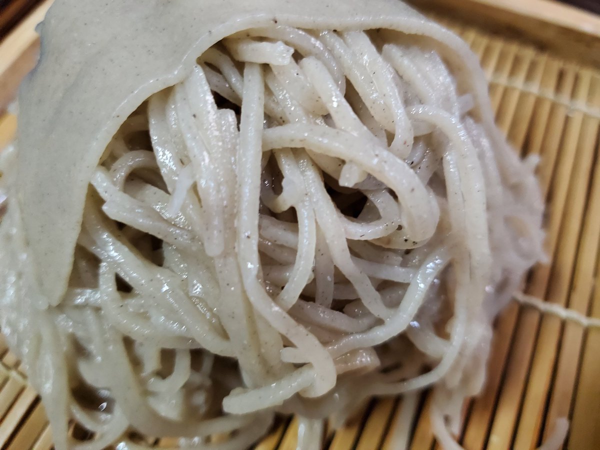 kandukurisou's tweet photo. 平日は通院などでお休みを頂いていますが、土日はしれっと営業をしております。
訳合って10㎏程細挽の挽きぐるみ粉を仕入れました。これからしばらく当宿の蕎麦は白い滑らかで心地好い食感の蕎麦になるかと思いますが、これもまた、とお楽しみ頂けると幸いですm(__)m

#か��づくり荘　#檜原村 https://t.co/KJY5ky3xua