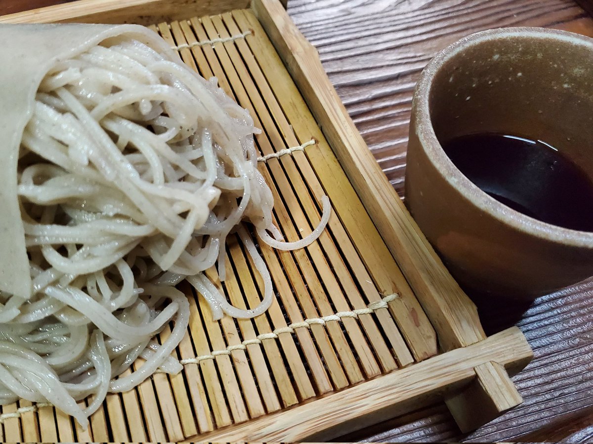 kandukurisou's tweet photo. 平日は通院などでお休みを頂いていますが、土日はしれっと営業をしております。
訳合って10㎏程細挽の挽きぐるみ粉を仕入れました。これからしばらく当宿の蕎麦は白い滑らかで心地好い食感の蕎麦になるかと思いますが、これもまた、とお楽しみ頂けると幸いですm(__)m

#か��づくり荘　#檜原村 https://t.co/KJY5ky3xua