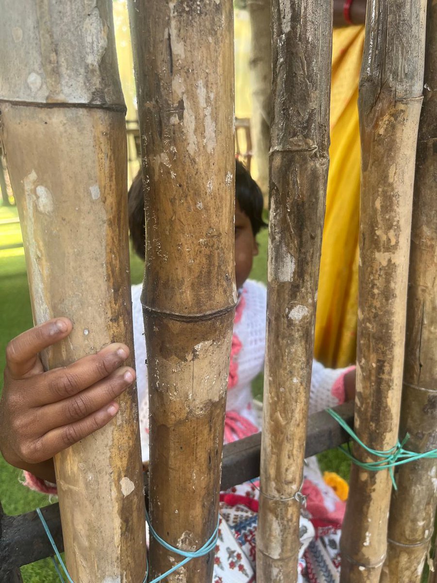 ashwanigagan's tweet photo. दुष्कर्म के ज़ख्म: स्कूल जाने की उम्र में मासूम मां बन गई। गलती उसकी कुछ नहीं किसी राक्षस ने उसके साथ गलत किया। अब बचपन में ही अपने मासूम बच्चे के लिए लड़ रही। पिता के नाम के बिना ना तो बच्चे को जाति मिल रही और ना संपत्ति।... आखिर संविधान में कोई विशेष व्यवस्था क्यों नहीं? https://t.co/SzKBaaRynh