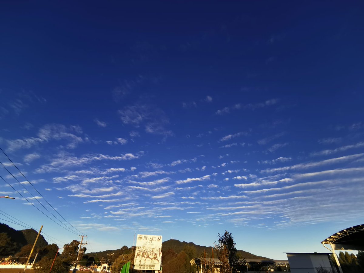 ChiapasMeteo's tweet photo. ¿Qué tal el cielo esta mañana en San Cristóbal de las Casas #Chiapas? Por las imágenes, consideramos que se trata de algunas bandas de Cirrocumulus stratiformis
Fotos de @NavarroLang
#cloud #SendNubes #sky #cielo #cloudy #sendcloud https://t.co/gWEQBCmmRB