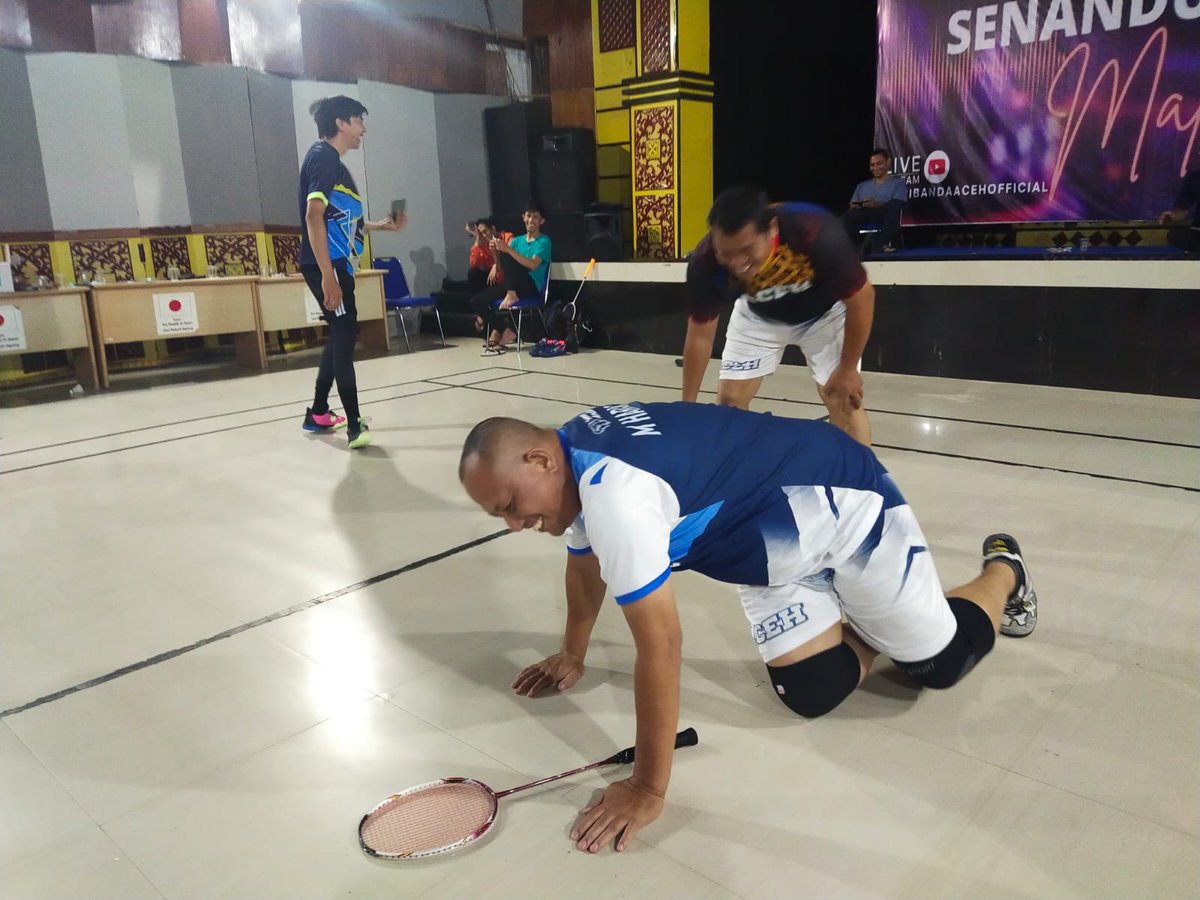 haris_st's tweet photo. Tq Pak Keuchik Jufri. Bukti pernah menjadi pebulutangkis amatiran..... https://t.co/kw7x1SeyPW