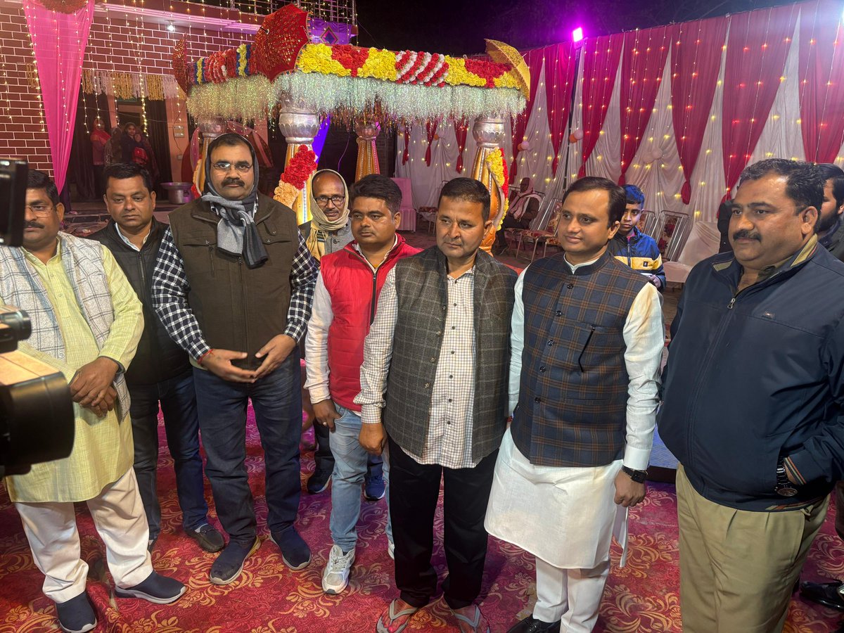 VijayVikramUP's tweet photo. अपने अमेठी में 1- सेवई हेमगढ़ में पूर्व एम एल सी आदरणीय श्री दीपक सिंह @Deepaksinghml फूफा जी के सुपुत्री के शादी समारोह में शामिल हुआ।

2-गायत्री नगर गोरियाबाद में बड़े भैया श्री लल्लन तिवारी जी के बेटे के तिलक सम���रोह में शामिल हुआ। https://t.co/WxBloAcWiF