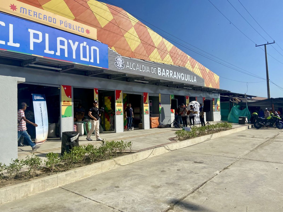 AnaMariaAljure's tweet photo. 🙌🏻 Una transformación histórica: la nueva cara del mercado El Playón!

Gracias a una apuesta de @alcaldiabquilla, hoy se escribe una nueva historia para el mercado público de #Barranquilla. La primera etapa de este proyecto incluyó una renovación integral: más de 1.300 m2 intervenidos, más de 180 locales, urbanismo, y mucho más para nuestros comerciantes del #Centro. Obras que dignifican la labor y calidad de vida de nuestra gente!👏🏻