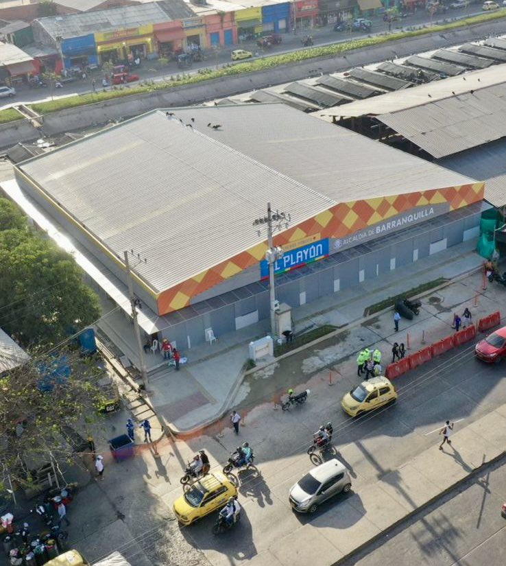 AnaMariaAljure's tweet photo. 🙌🏻 Una transformación histórica: la nueva cara del mercado El Playón!

Gracias a una apuesta de @alcaldiabquilla, hoy se escribe una nueva historia para el mercado público de #Barranquilla. La primera etapa de este proyecto incluyó una renovación integral: más de 1.300 m2 intervenidos, más de 180 locales, urbanismo, y mucho más para nuestros comerciantes del #Centro. Obras que dignifican la labor y calidad de vida de nuestra gente!👏🏻