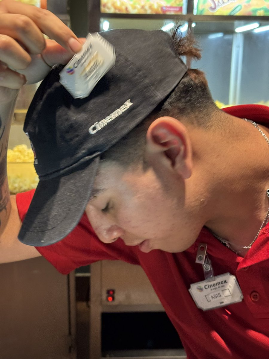 jonathanbarroso's tweet photo. @Cinemex Denuncio el
Pésimo trato por parte de este sujeto es una lástima q tengan gente como él trabajando en su cadena soy cliente d años y el tipo retándome delante de mi padre persona de la tercera edad y de mi hermano que es una persona con capacidades diferentes puntomac https://t.co/1eMtkLG3Uv