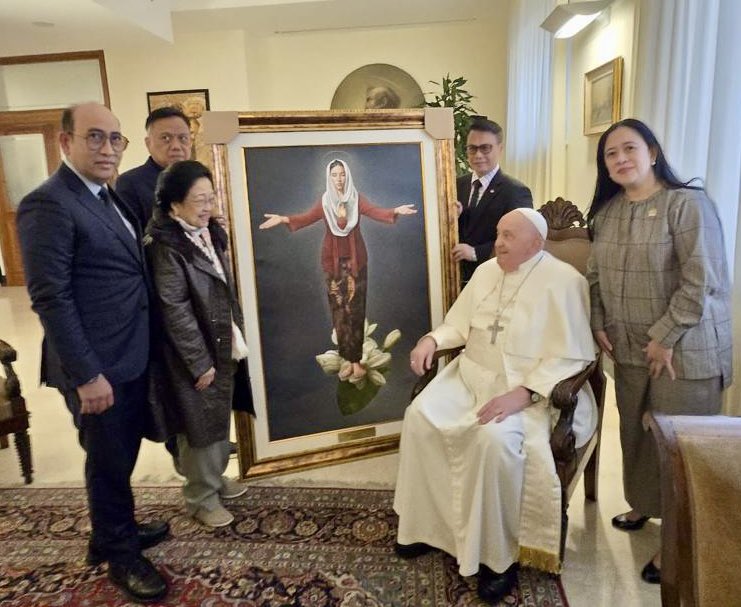 Ibu Mega, Ibu Puan dan Pak Olly mempersembahkan pada Pope, Mother Marry “Javanesse Version”