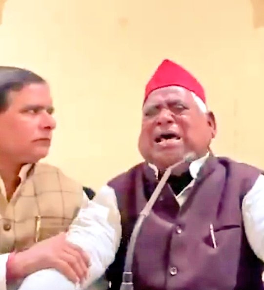 SonOfBharat7's tweet photo. Breaking News💥

अयोध्या में अपने लौंडे की ख़डी हार देखकर
रामद्रोही अवधेश फ़फ़क फ़फ़क कर रो पड़ा...

आपके दो शब्द इस व्यक्ति के लिए ✍️ https://t.co/9jpaioZw9P