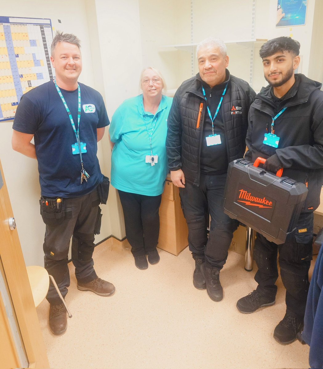 fidelma_delly's tweet photo. Estates newbies welcome to the trust. 😄 #estates@facilities # one goal # @ Stepping hill hospital 🏥 https://t.co/NyGqbxhc9y