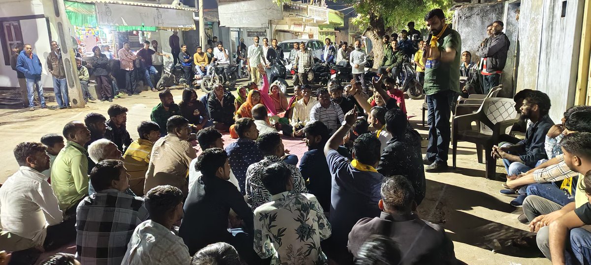 AAPGujarat's tweet photo. ગતરાત્રે થાનગઢ નગરપાલિકા ખાતે વોર્ડ નંબર 3 માં આપ પ્રદેશ નેતા શ્રી રાજુભાઈ કરપડાની વિશેષ ઉપસ્થિતિમાં મહોલ્લા સભા યોજાઈ.

@RajubhaiKarpad1 https://t.co/zbSqdd4fzW