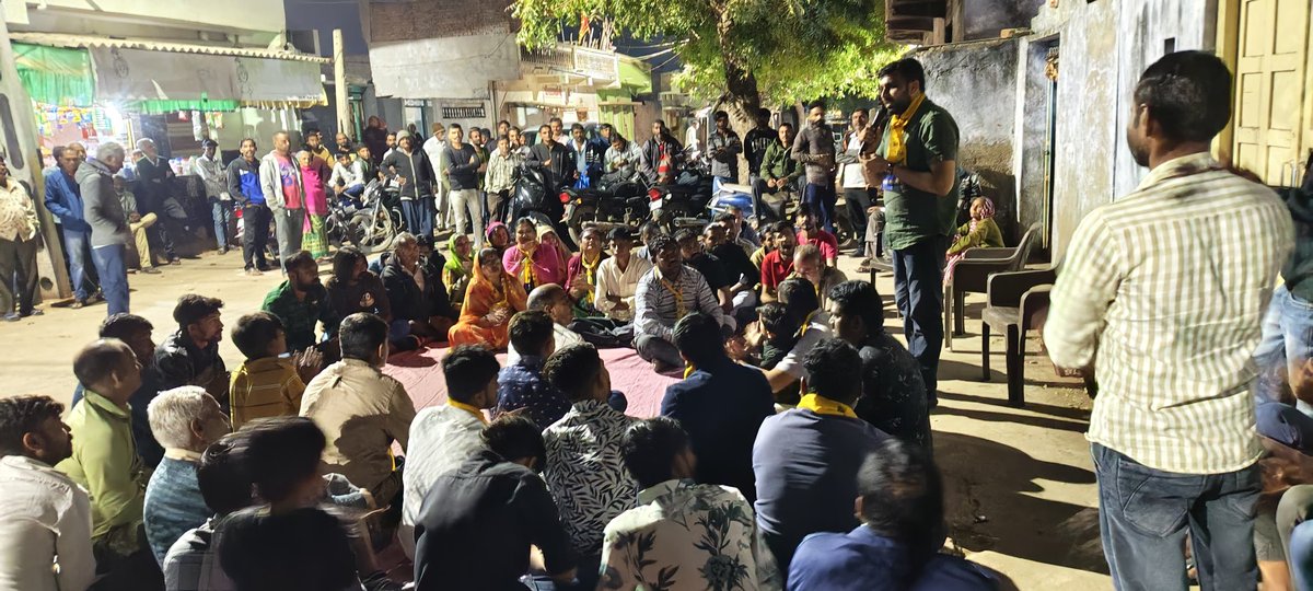AAPGujarat's tweet photo. ગતરાત્રે થાનગઢ નગરપાલિકા ખાતે વોર્ડ નંબર 3 માં આપ પ્રદેશ નેતા શ્રી રાજુભાઈ કરપડાની વિશેષ ઉપસ્થિતિમાં મહોલ્લા સભા યોજાઈ.

@RajubhaiKarpad1 https://t.co/zbSqdd4fzW