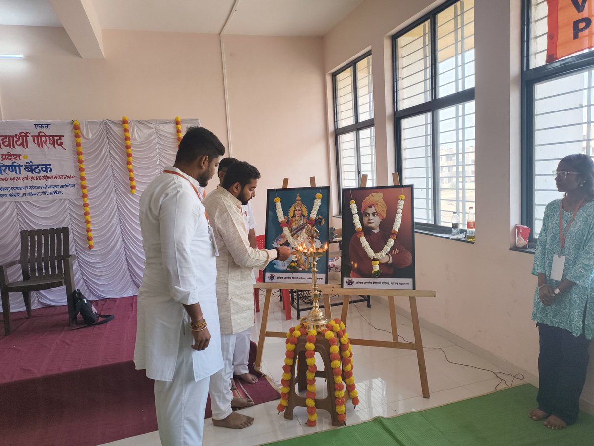AbvpPaschimMaha's tweet photo. सिन्नर येथे होत असलेल्या अखिल भारतीय विद्यार्थी परिषद पश्चिम महाराष्ट्र प्रदेश कार्यकारणी बैठकीचे उद्घाटन प्रदेश अध्यक्ष प्रा. डॉ.शांतिनाथ बागेवाडी, प्रदेशमंत्री अथर्व कुलकर्णी व प्रदेश संघटन मंत्री मीत ठक्कर यांनी दीपप्रज्वलन करून आले.
.
.
.
.
#ABVPPaschimMaha #sec #abvpvoice https://t.co/o0D47qNa04