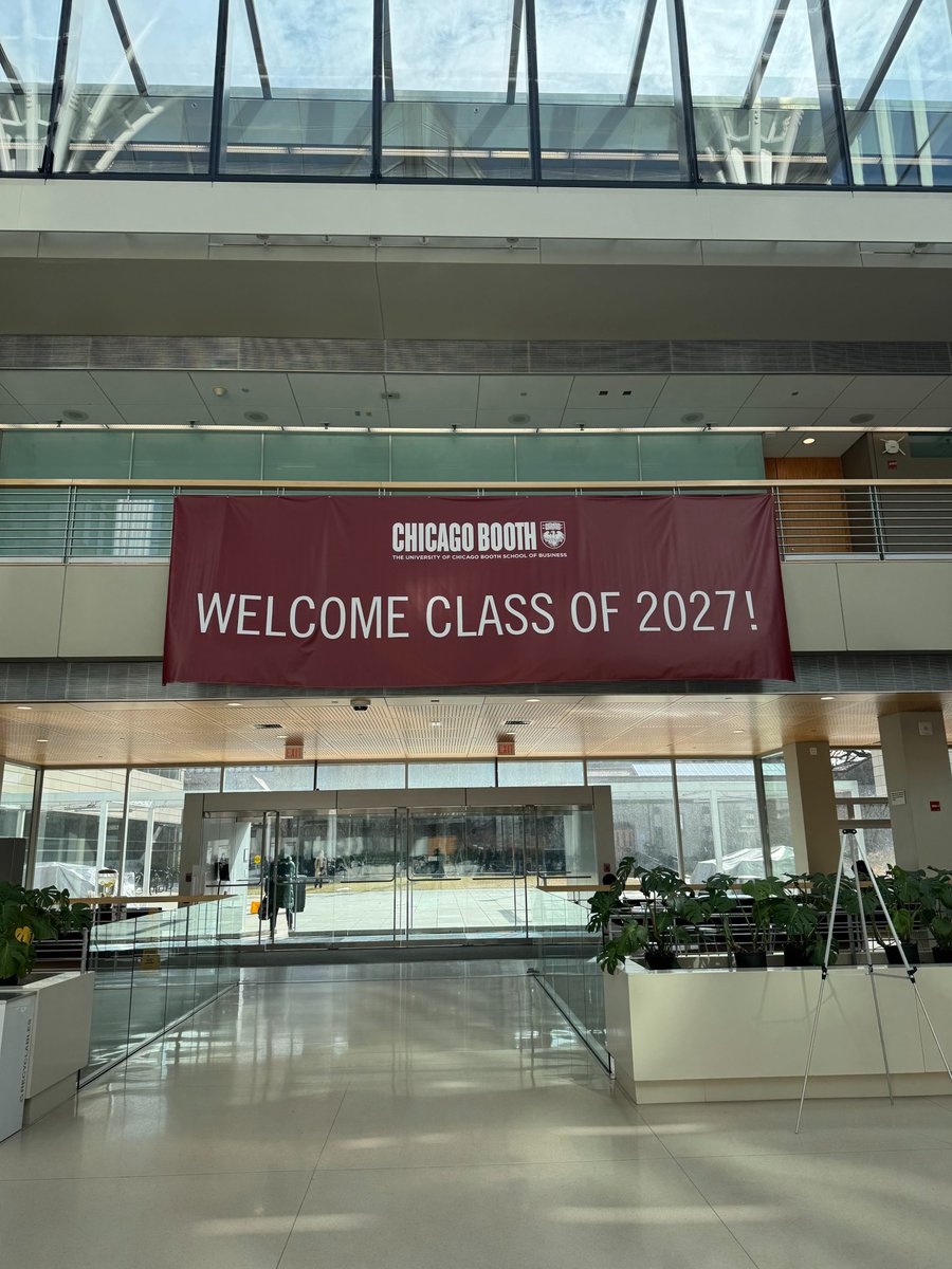今日はBooth の"First Day" でした。このイベントでは、来年度入学が決まったAdmitsがChicago に集まり、これからのMBA生活に向けて在校生と交流します。Japan Club でもブースを出しました！First Day 公式Instagram では今日の様子が多数見られます instagram.com/firstdayteam?u…