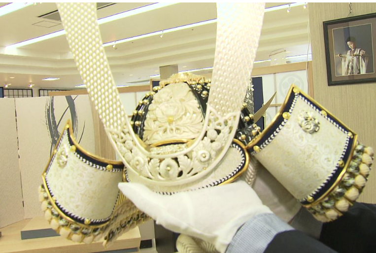 mrjeffu's tweet photo. Prime Minister Ishiba brought a special gift to Trump: the "Eternal Helmet" - a gold samurai helmet created by a company in the PM's hometown. 
Japanese government officials commented that such helmets are currently popular in the US, thanks to Ohtani and the Shogun TV series. https://t.co/KEWaGSHjqE