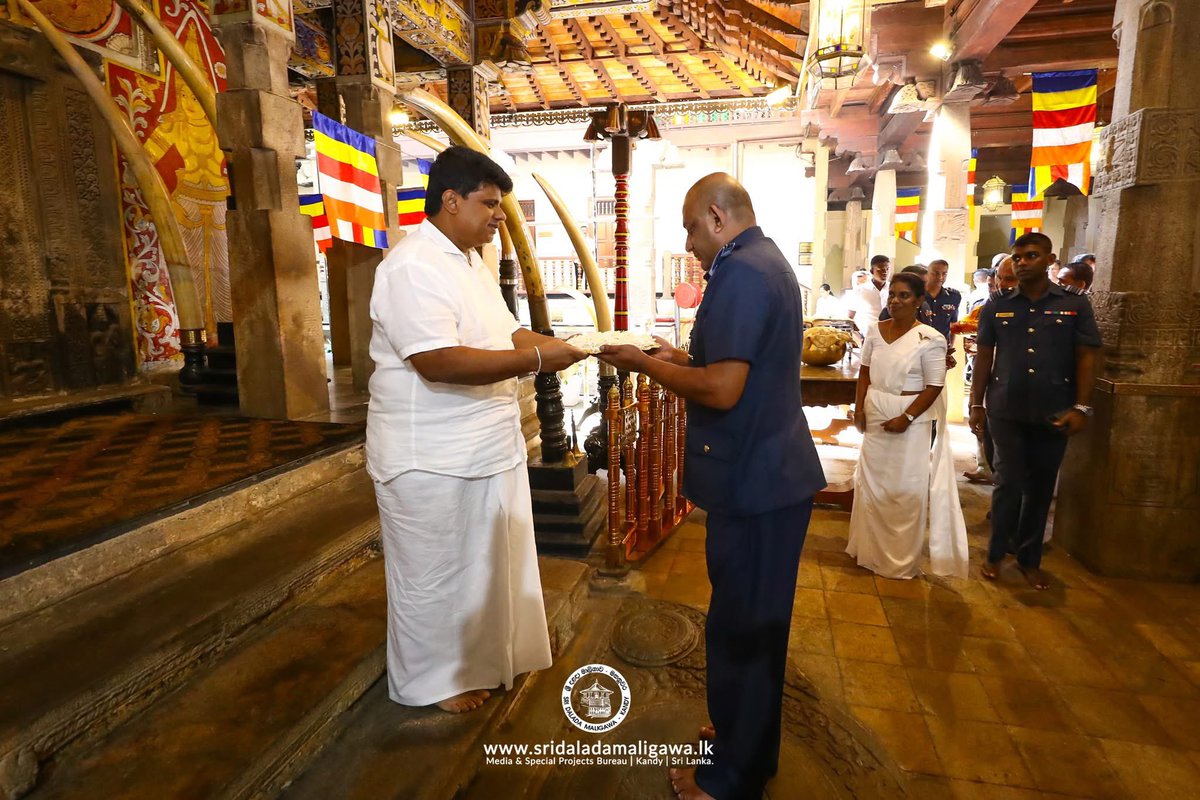 SriDalada's tweet photo. The new Commander of the Air Force, Air Marshal Bandu Edirisinghe, visited the Sri Dalada Maligawa this morning (8th February) to participate in religious observances.

#SriDaladaMaligawa #Kandy #SriLanka #SLAirForce https://t.co/48mvTvHxs0