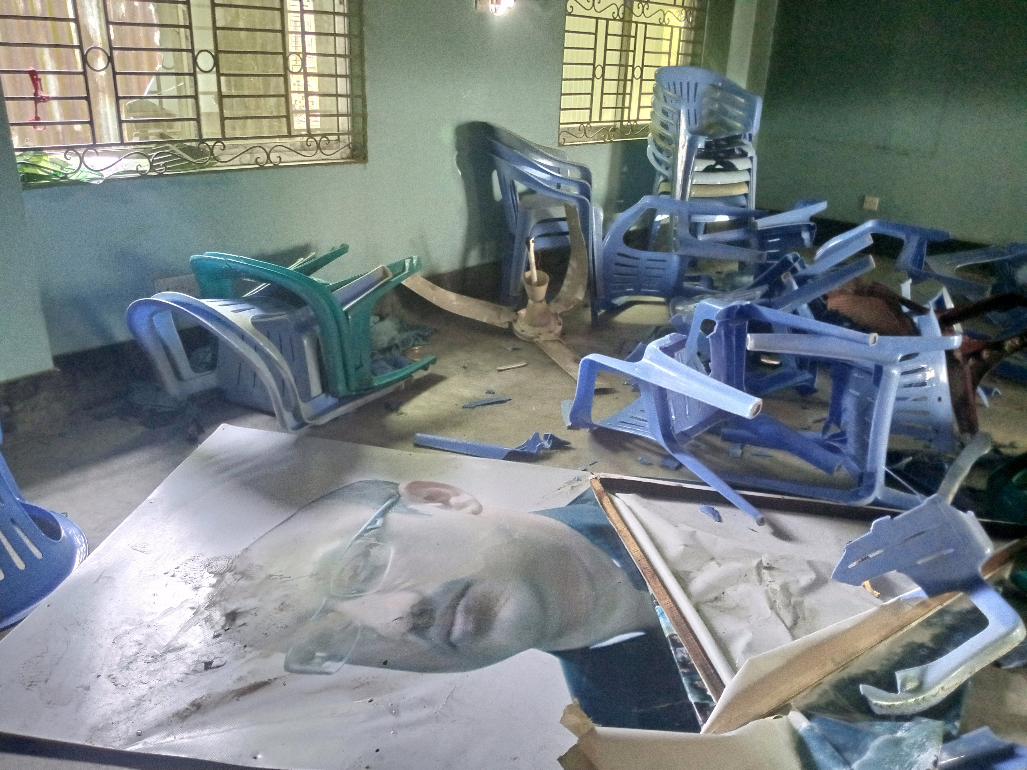 সরিষাবাড়ীতে সাবেক প্রতিমন্ত্রী ডা. মুরাদ হাসানের বাড়িতে হামলা-ভাংচুর