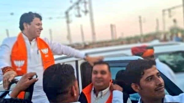 बाड़मेर जैसलमेर के कार्यकर्ताओं को अब लगने लगा हैं कि हमने कैलाश चौधरी को सिर्फ सांसद चुनाव नहीं हराया बल्कि उन्होंने कैबिनेट मंत्री बनने जा रहे एक व्यक्ति को हराया था ।
दिल्ली में कैलाश चौधरी की मेहनत ने उनका कद बिना जीते बढ़ाया हैं।
ऐसी चर्चाएं हैं कि पार्टी आगामी दिनों में