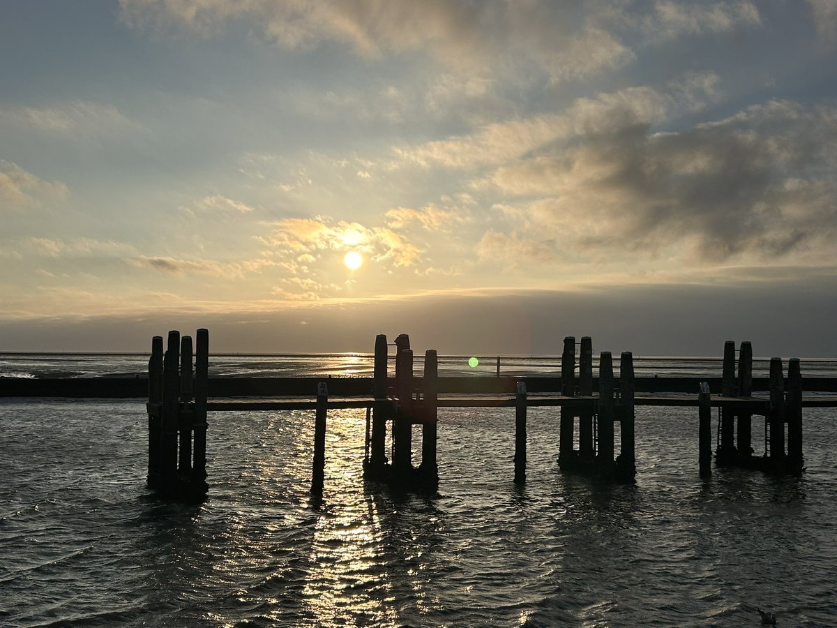 #Goedemorgen #zaterdag

Net terug uit #Terschelling: combi werken en genieten. 

Van deze #zonsondergang bijvoorbeeld. Wat is het toch een ongelofelijk heerlijk eiland🥰

#fijnweekend💋 

#nature #sunset #waddeneiland