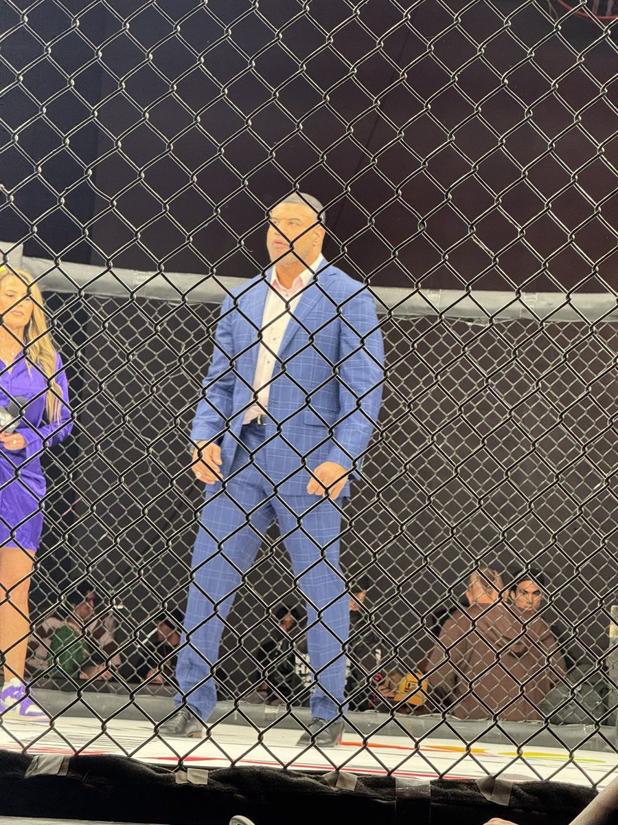 BoltVox's tweet photo. Best entertainment in the land of showtime! @LightsOutXF check it out on @lightsouttv π€ππ€#CageSide @JenniferMills21 @MattMillsX @BartonHancock7 @barstoolsports #BoltUp https://t.co/hlmskkXXya