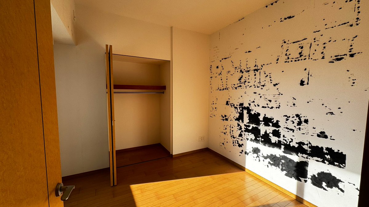 OLD_SPORT_NM's tweet photo. 課題物件の写真を共有します。

以前住まれていた方が壁に吸音材を貼られていてキレイに剥がされていないため、壁紙と床を部分的に張り替えます。

次の入居者様のご要望を聞取り、壁紙等の色合いや家具選定などの空間デザインをお願いします。

＃OLDSPORT
＃浜松
＃デザイン
＃リノベーション https://t.co/KV1nQLrmD6