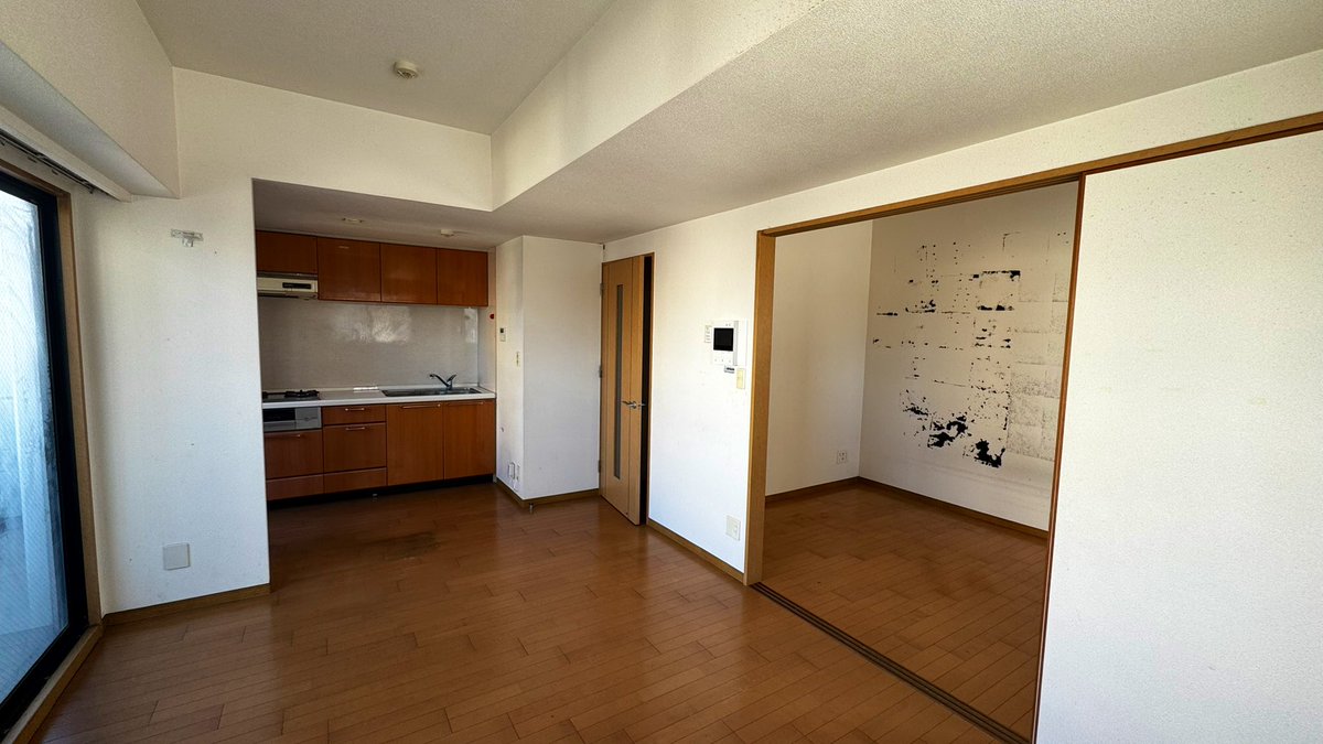 OLD_SPORT_NM's tweet photo. 課題物件の写真を共有します。

以前住まれていた方が壁に吸音材を貼られていてキレイに剥がされていないため、壁紙と床を部分的に張り替えます。

次の入居者様のご要望を聞取り、壁紙等の色合いや家具選定などの空間デザインをお願いします。

＃OLDSPORT
＃浜松
＃デザイン
＃リノベーション https://t.co/KV1nQLrmD6