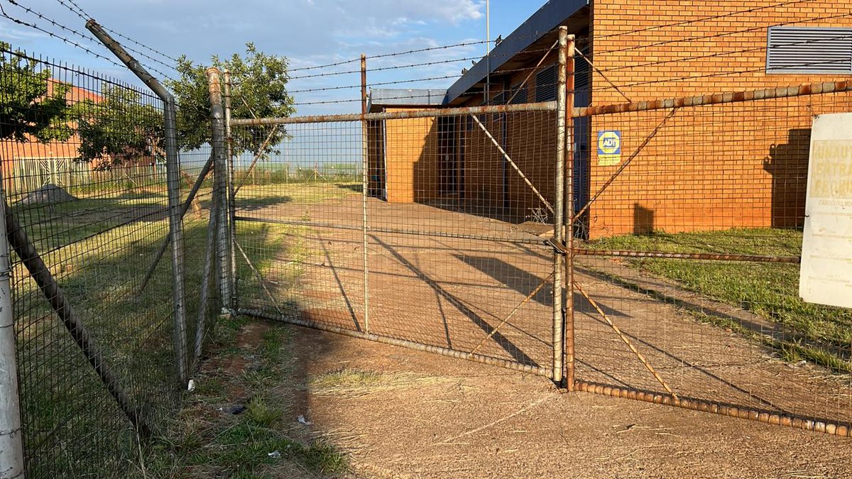 No power in Lenasia South from Friday the 7th of February 16h45 <a href="/CityPowerJhb/">@CityPowerJhb</a> stating that they are working on the problem. Here is a photo of the substation this morning at 07h00, as you can see, they are very busy 😀 <a href="/MYANC/">ANC - African National Congress</a> councilor Joyce, where are you
