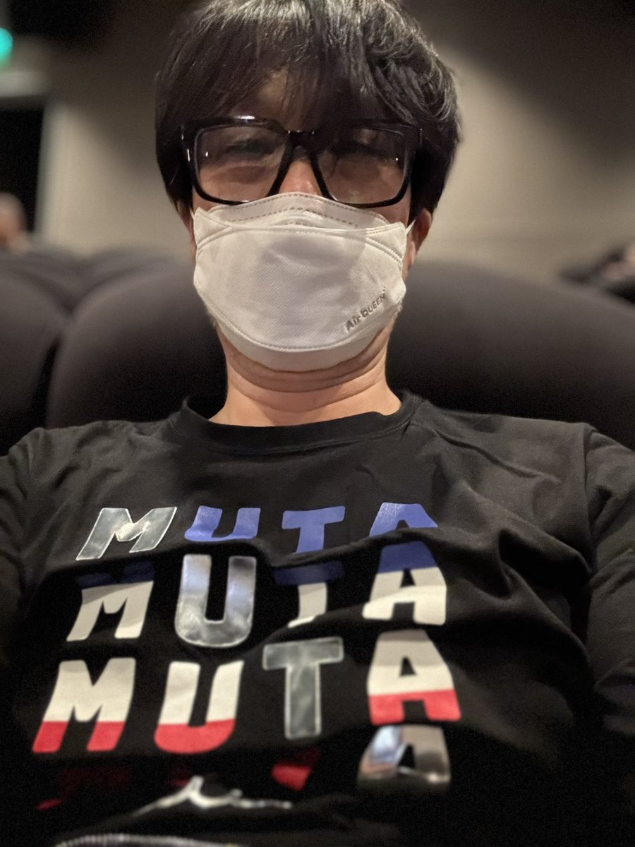 Kojima_Hideo's tweet photo. 「機動戦士Gundam GQuuuuuuX -Beginning-」を観てきた。面白かった！豪華版パンフも買えた！事前に妄想、想像していたものの、30%くらいは当たってたかな。“ファースト・ガンダム”と“これからのガンダム”。昭和のGオタ世代と令和の若者世代とのミッシングリンクを繋ぐ、実験的な作品。昔の“宇宙(そら)”と、今の“宇宙(そら)”は違う。それらのバトンを渡す、トリッキーだが上手い構成だった。声優の世代交代も含めて。塩沢さんの“マ・クベ”から、我らが“カズ”へのバトンも託されていた。