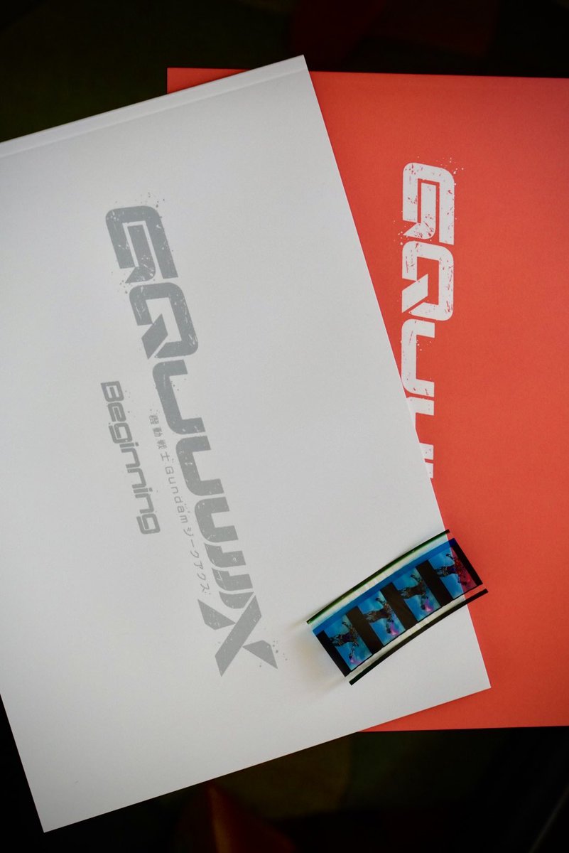 Kojima_Hideo's tweet photo. 「機動戦士Gundam GQuuuuuuX -Beginning-」を観てきた。面白かった！豪華版パンフも買えた！事前に妄想、想像していたものの、30%くらいは当たってたかな。“ファースト・ガンダム”と“これからのガンダム”。昭和のGオタ世代と令和の若者世代とのミッシングリンクを繋ぐ、実験的な作品。昔の“宇宙(そら)”と、今の“宇宙(そら)”は違う。それらのバトンを渡す、トリッキーだが上手い構成だった。声優の世代交代も含めて。塩沢さんの“マ・クベ”から、我らが“カズ”へのバトンも託されていた。