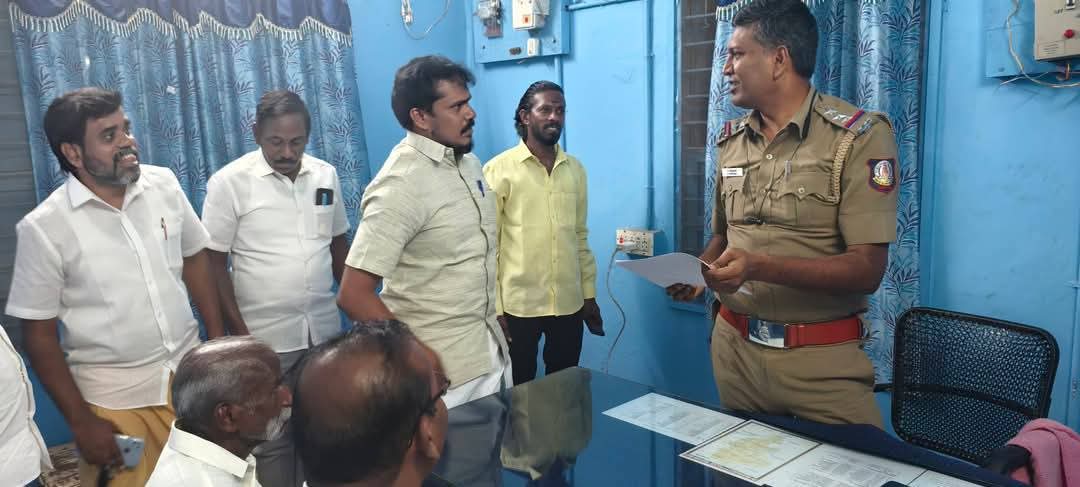 Narenkumar_Ravi's tweet photo. காடுவெட்டியில் அமைச்சருக்கு எதிராக கண்டனம் எழுப்பி வன்னியர்களுக்கான 10.5% இடஒதுக்கூடு என்னாச்சி என பாமக வை சேர்ந்த 3 இளைஞர்கள் கைது செய்யப்படுவதற்கு இவர்கள்  கொடுத்த வழக்கு தான் காரணம்.

#காடுவெட்டி #ஜேகுரு #வன்னியர்_சங்கம் #அராஜக_திமுக https://t.co/DWn8D1fv6M