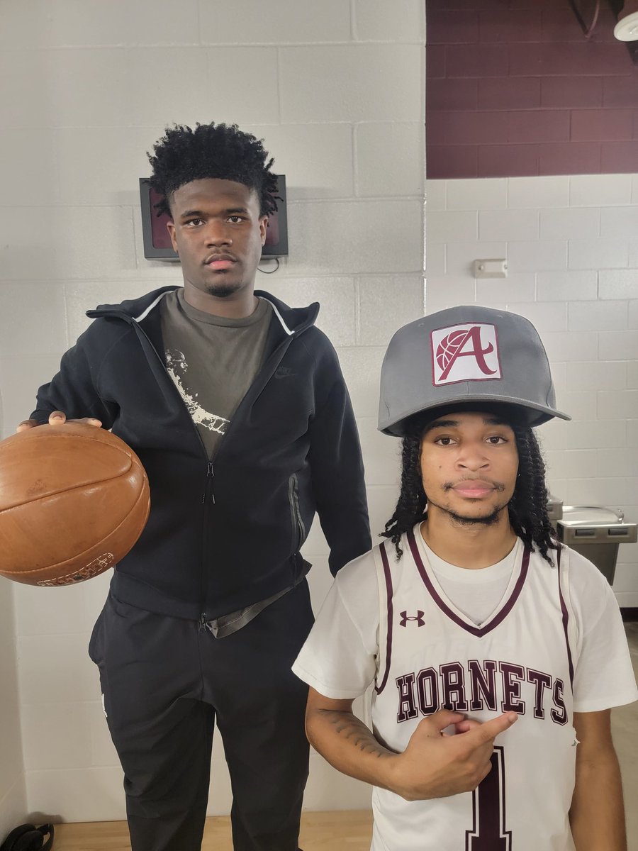 Athens 56
Mabank 49
Moved us to 22-8 on the season and 11-0 in district. Julious played a great game on both ends of the court to earn the Big Hat and Jase Warren earned the Cager award fo taking a charge and getting on the floor for multiple loose balls.