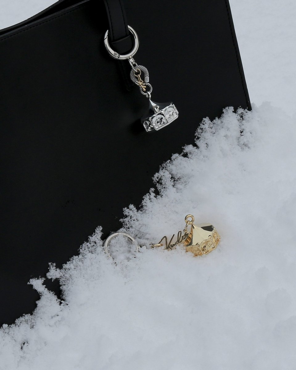 Kudos_Jewelry's tweet photo. 빙글빙글 돌아가는 회전목마 키링
나를 지켜주는 수호천사, 가디언벨을 모티브로 만든 키링

서로 다른 8마리 말의 모양
맑고 청아하게 소리나는 종소리 

핸드폰, 가방, 바이크, 차 등 어디든 달고다니면서 종소리가 울릴 때마다 나를 보호해주는 수호천사와 함께 하기를! 

https://t.co/SsLrjJAT0x https://t.co/jYehKNUgPT