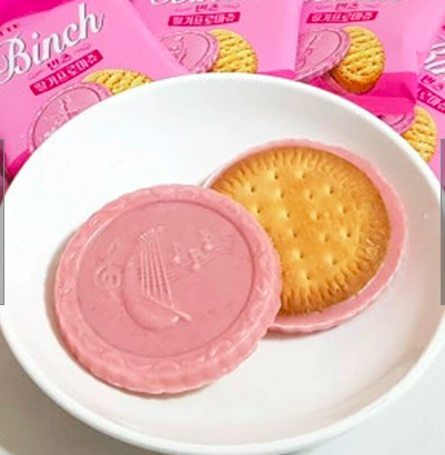 ONEMORE2023's tweet photo. 韓国で人気のチョコレート菓子ビンツのいちごフロマージュ味が新入荷❣
日本でもファンが多い #エスターバニー とのコラボでパッケージもキュート🐰❤
サクサクのビスケットと甘酸っぱいいちごとチーズチョコクリームが病みつきになる美味しさ😋
バラ売りもご用意しております☺️
#バレンタインデー https://t.co/uiVmwpOof6