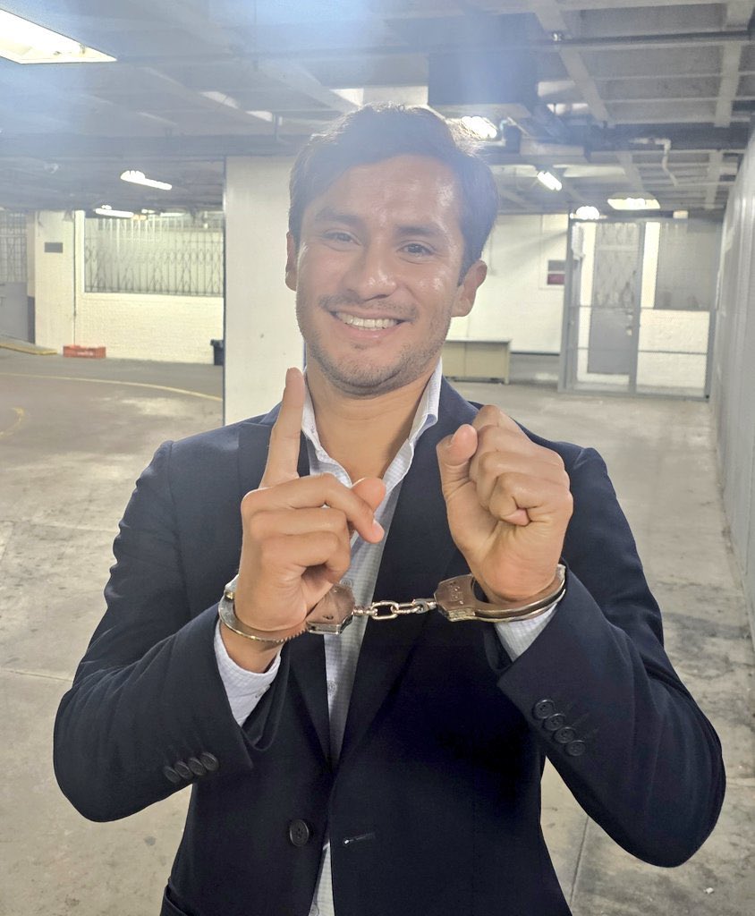 ibrahimramirez_'s tweet photo. ¡Fue por tí, por tu lucha y por alzar tu voz!🇬🇹✊🏻

Tu injusta aprensión llevo hasta la victoria a la #Planilla10 
Mi querido compañero de luchas, hoy más que nunca Guate necesita jóvenes, valientes y líderes como tú, que impulsen el CAMBIO...
#eduardomasaya #CANG #EleccionesCANG https://t.co/sm1ERjt3J8
