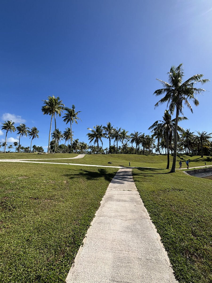 visitguam_jp's tweet photo. レオパレスの敷地はすごく広いですね
ゴルフ場併設なんでゴルファーにはもちろんグループにもいいかなぁ
ボウリング場もあるしスポーツもできるし
非日常感を存分に満喫できそう
と考えながらジョギングしてました
#hereweguam #guam #leopalace https://t.co/SlU3aNJNOR