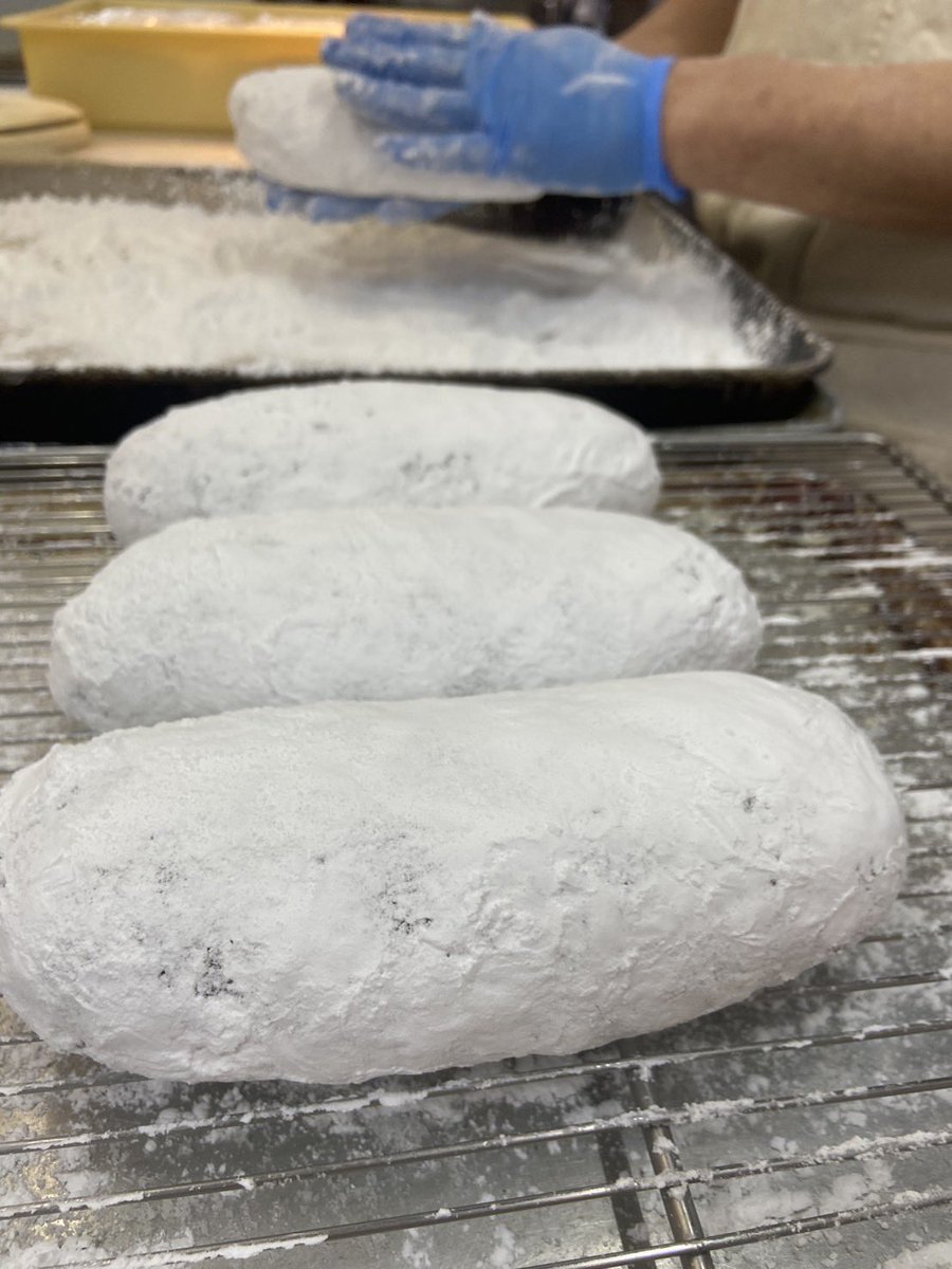 PUBLICBAKERY's tweet photo. イチゴとチョコのシュトーレン、まだご用意あります！
正直なところ、チョコレートの値段が急激に上がってまして、このまま行くと来年はお作りできるかどうかわかりません…
なので、少しでも気になるよって方は、ぜひ今年にお買い求めください！ https://t.co/JzZB2FJmi8