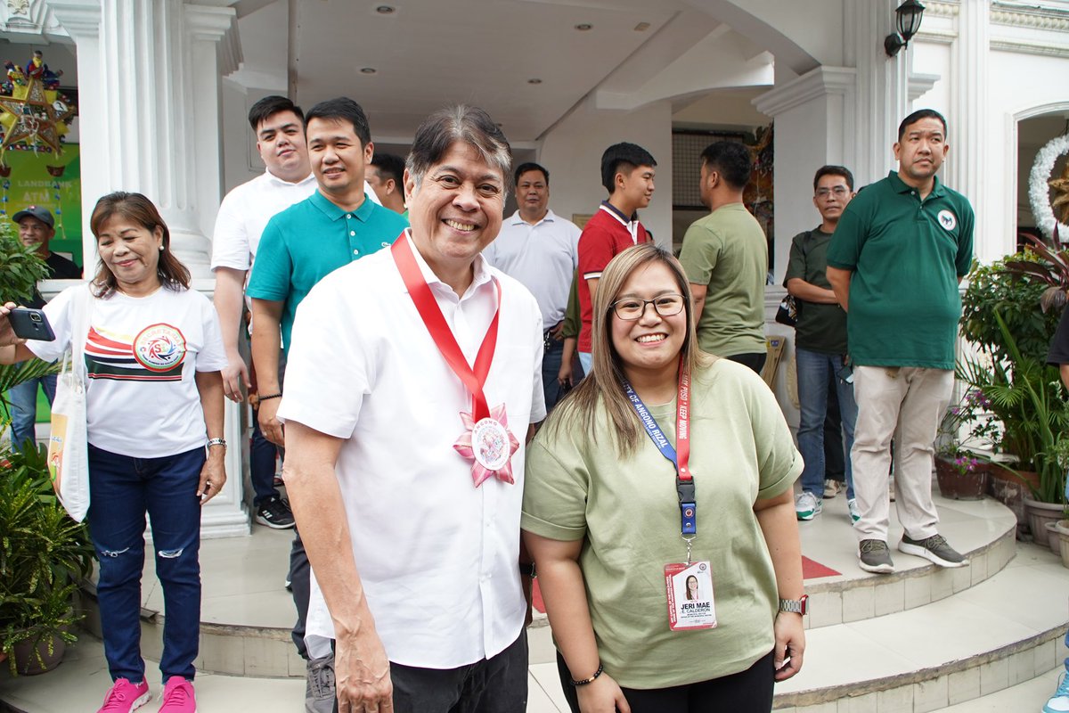 Salamat kay Mayora Jeri Mae Calderon sa mainit na pagtanggap sa Angono!

Sa patuloy na pagtutulungan ng pamahalaang lokal at ng ating mga tagasuporta, mas maisusulong natin ang mga programang tunay na magpapagaan ng buhay ng bawat Pilipino.

#TapatAtTotoo
#BalutinSiKiko