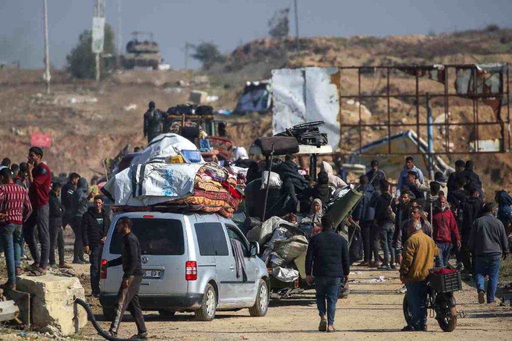 El plan de Trump y Netanyahu de expulsar a los palestinos de Gaza es un crimen de guerra.Durante el gobierno nazi echaban de sus casas a quienes habían marcado con una estrella amarilla,gran parte de los alemanes aplaudía o miraba a otro lado. Lo mismo hace hoy gran parte del 🌎.