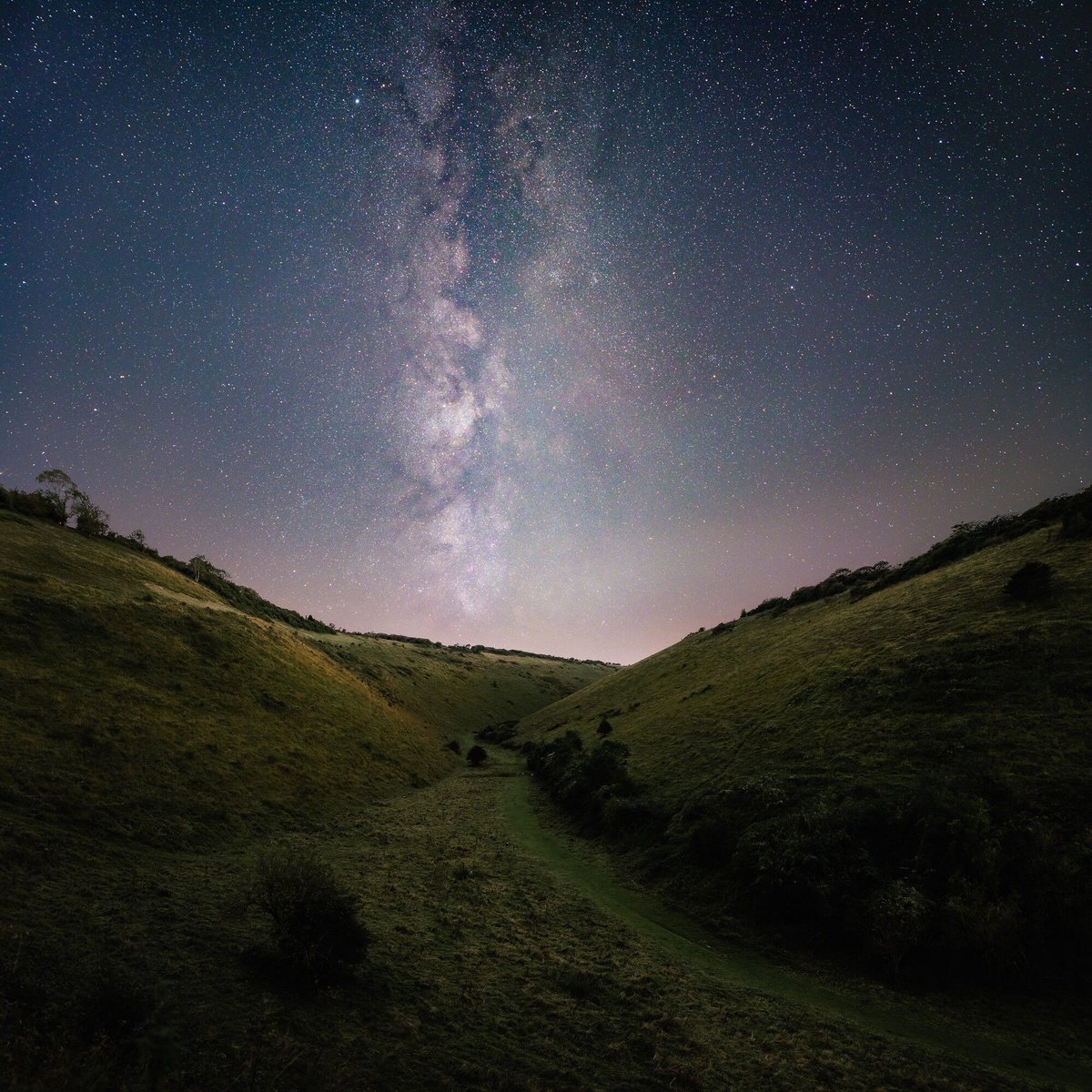 Are you looking for the best places to stargaze in the South Downs? 

Here are the 10 darkest spots in the South Downs to view star-studded skies 👉  buff.ly/2CTe4bU 

📷 <a href="/brighton_photo/">Michael Steven Harris Photography</a>