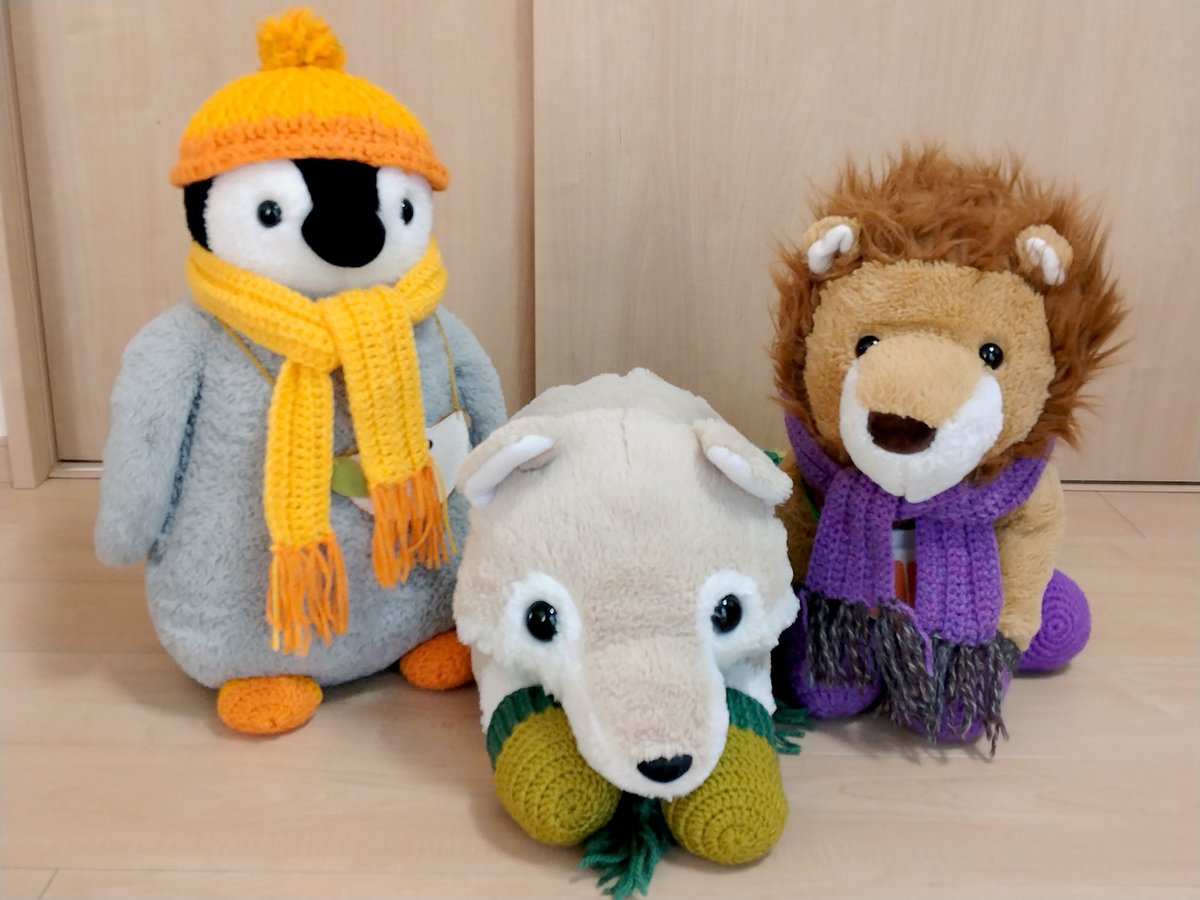 kogumackn's tweet photo. 近ごろ編み物がちょっとしたブームのようです。動物たちの防寒具を編みました。すべてかぎ針の作品です。長年やってるわりにはなかなか初心者の域を出ないのですが…。休日のパパの趣味のひとつ。
#編み物男子 #ぬいぐるみ https://t.co/0jyWAjjnq3