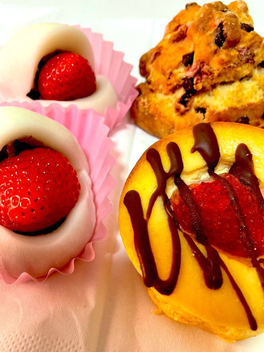 横浜のイチゴフェスに
行ってきました🍓🤗
たくさんのお店が
かわいい苺商品をだしてたよ🍓✨