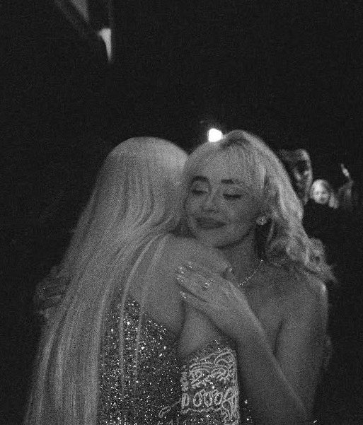 scarpenterbr's tweet photo. SABRINA CARPENTER &amp; BEYONCÉ. https://t.co/Zd8gi08WW5