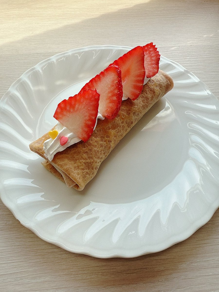 DEEPFOREST1001's tweet photo. さくらんぼテレビ　やまがたチョイす
の企画で松重アナウンサーと一緒に作った
「重（しげ）ナッツショコラ」です

クレープスティックの中には生クリーム、チョコソース、チョコテリーヌと３種のナッツ（アーモンド、クルミ、カシューナッツ）
上にはイチゴと可愛いハートのデコレーションです https://t.co/9NFec7PP7z