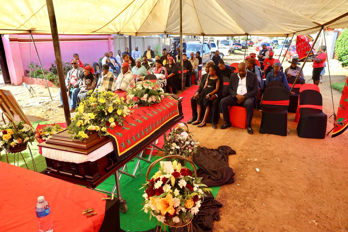 EFFGautengProv's tweet photo. 🚨Happening Now🚨
Today we accompany Fighter Julia Mazibuko to her final resting place. Fighter Julia was a dedicaed community activist, an advocate of transformation and a well seasoned economic freedom fighter.
#RIPJulia https://t.co/z5wVw6INWm