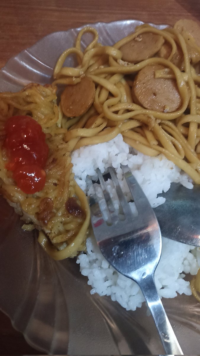 _Sigit__'s tweet photo. Alhamdulillah.
 sego + bakmie + martabak mie.

triple karbo, sing penting tak wareg sek https://t.co/68pcjoG5Kb