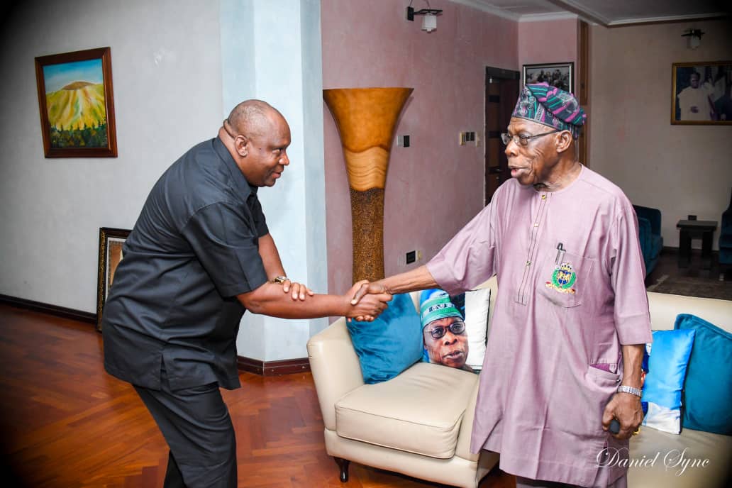 Au cours de sa Visite au #Nigeria, le PDG d'ITRACOM Holding et Fondateur de #FOMI, NTIGACIKA Adrien a reçu beaucoup de messages et gestes de soutien. L'Ancien Président @Oolusegun_obj vient de lui octroyer une propriété foncière pour lui permettre d'implanter des filiales.