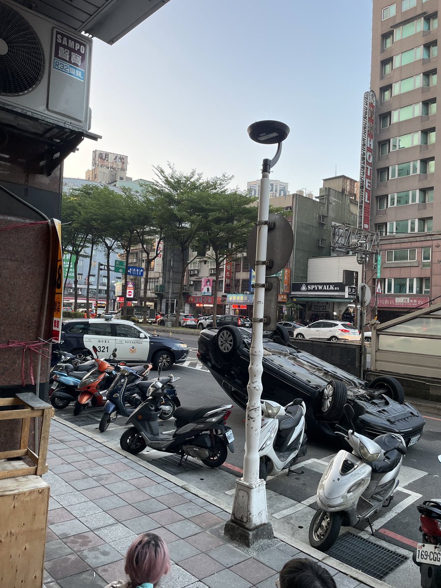 去年的某天，路過看到的車禍
直到現在我還是不知道怎麼發生的
先說不是我
我技術沒那麼糟
且很守法