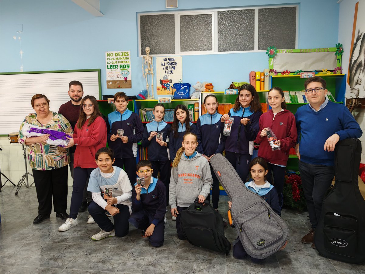 🏆✨Ayer entregamos los obsequios a <a href="/fcanosmartos/">Colegio San Antonio de Padua - Martos</a>, ganadores del tercer premio de la Zambombá. 🎶

🎻 Canjearon su premio en complementos para instrumentos.

🎶 Gracias a las Concejalías de Participación Ciudadana y Festejos del Ayuntamiento de Martos por su apoyo.
¡Enhorabuena!