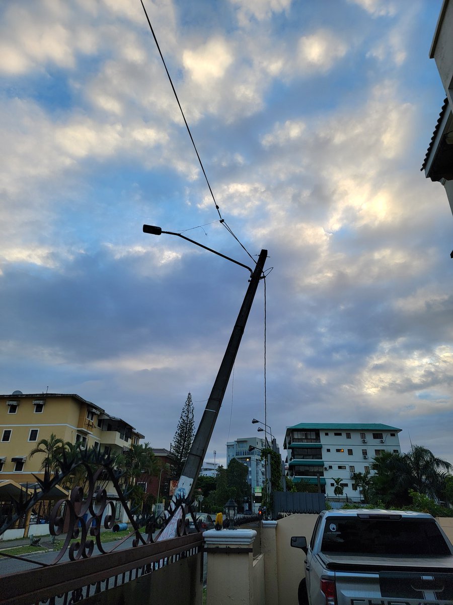 nelsonvtd's tweet photo. @EdesurRD Este poste del tendido eléctrico está a punto de caer sobre la entrada al residencial mariposas V en la gustavo Mejía Ricart esquina 27 Oeste. 
#edesur 
#bomberosrd https://t.co/zeyzZPZIhK
