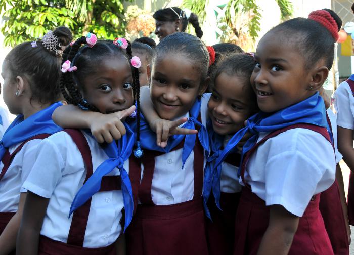 En La Habana no hay intentos, ni niños secuestrados. Nuestras escuelas siguen y seguirán siendo seguras. 👇🧵.